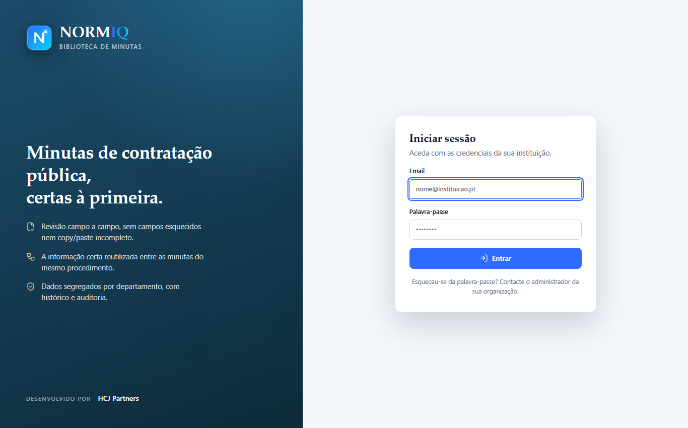 Página de login do NORMIQ, com a marca à esquerda e o formulário de acesso à direita
